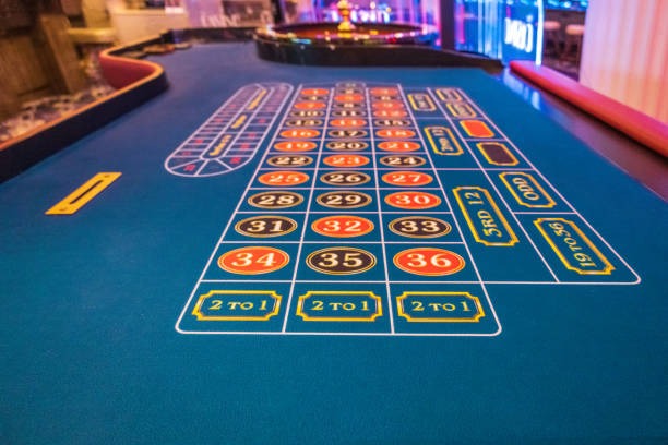 Comparison matrix showing round speed, live interaction, and outcome generation for roulette versus slot games on sparta